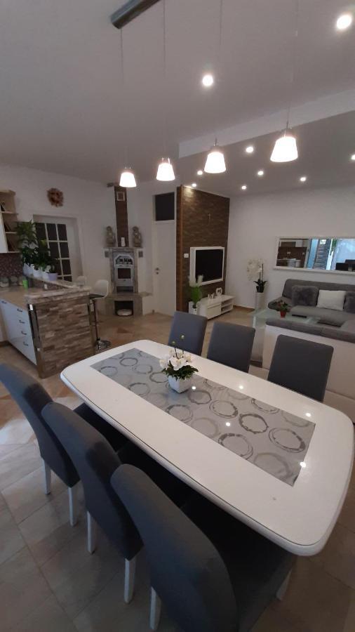 Apartments Ljube Макарска Экстерьер фото